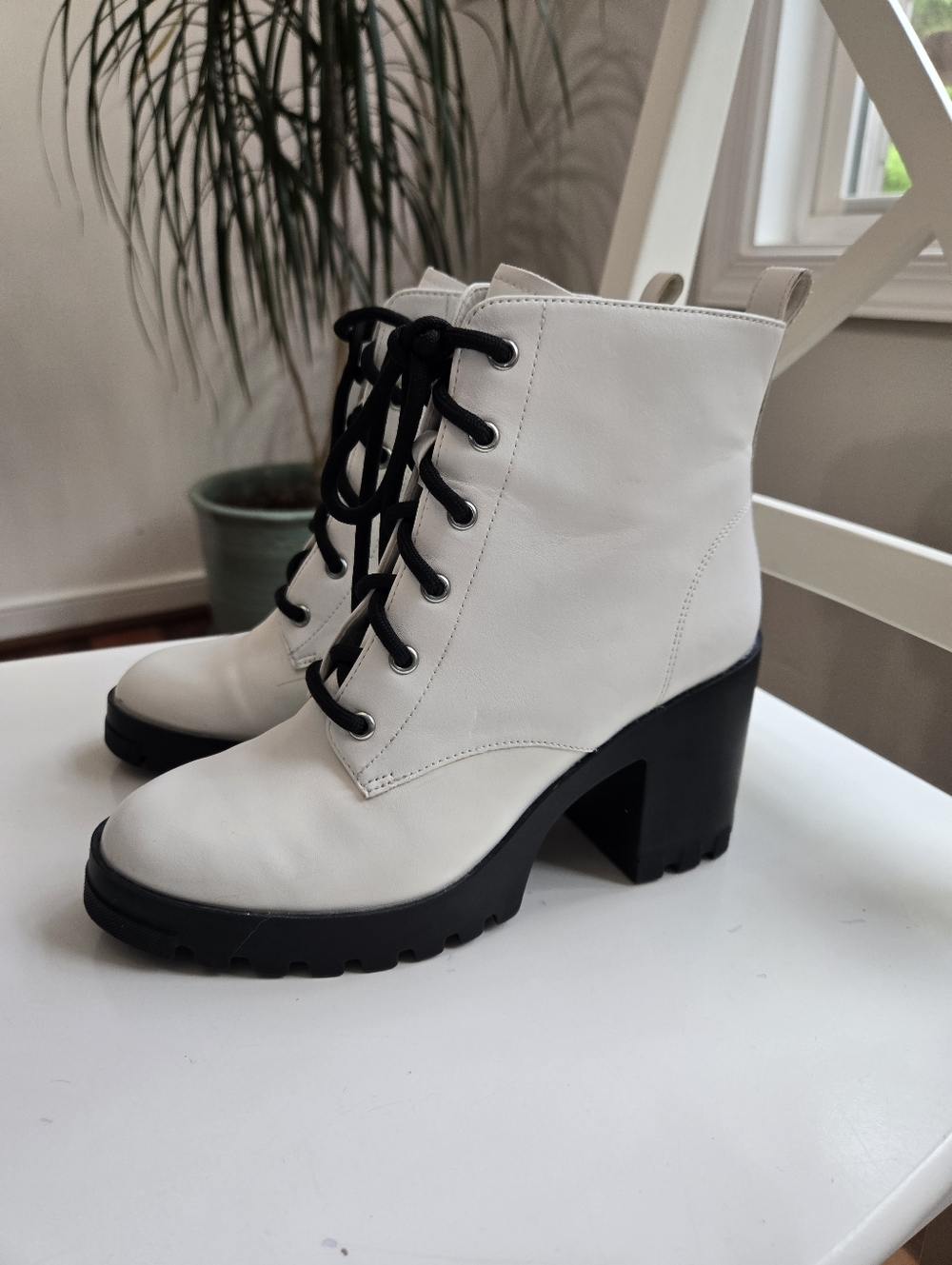 Bp White Boots Size 6